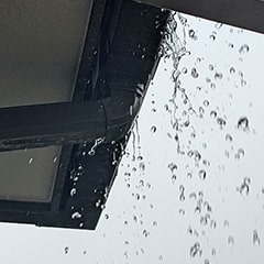 雨樋からの水漏れ、軒先からの垂れ